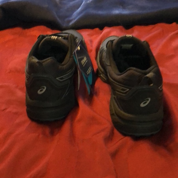 ASICS Running / Hiking shoe. Colors: black, gray, and silver. $60 - Picture 4 of 6
